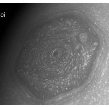 Sześciokątny gigantyczny (większy od Ziemi) huragan zarejestrowany na Saturnie