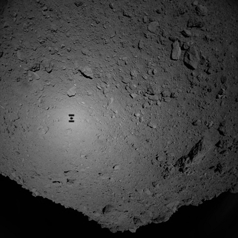 Powierzchnia asteroid Ryugu widziana z japońskiej sondy JAXA Hayabusa-2