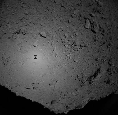 Powierzchnia asteroid Ryugu widziana z japońskiej sondy JAXA Hayabusa-2