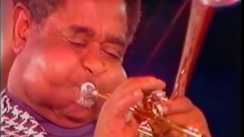 Trębacz Dizzy Gillespie podczas koncertu (wideo)