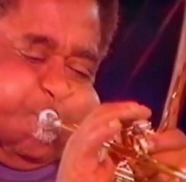 Trębacz Dizzy Gillespie podczas koncertu (wideo)