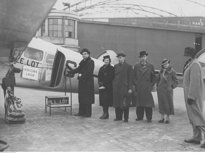 1937. Warszawa. Pasażerowie przed odlotem samolotu Lockheed L-10 Electra do Lwowa