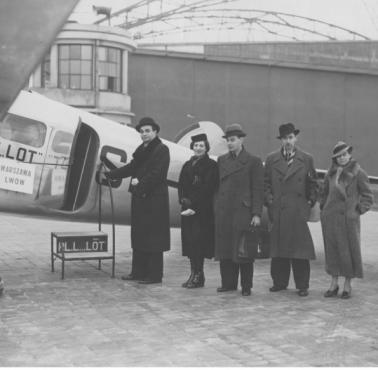 1937. Warszawa. Pasażerowie przed odlotem samolotu Lockheed L-10 Electra do Lwowa