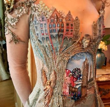 Bogato zdobiona suknia francuskiej projektantki Sylvie Facon