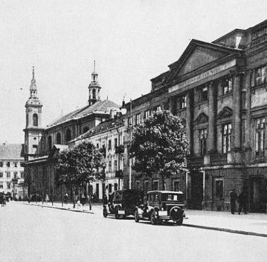 Długa, po prawej widoczny Pałac Raczyńskich. W czasie Powstania Niemcy podpalają mieszczący się tam szpital z ok. 400 rannymi