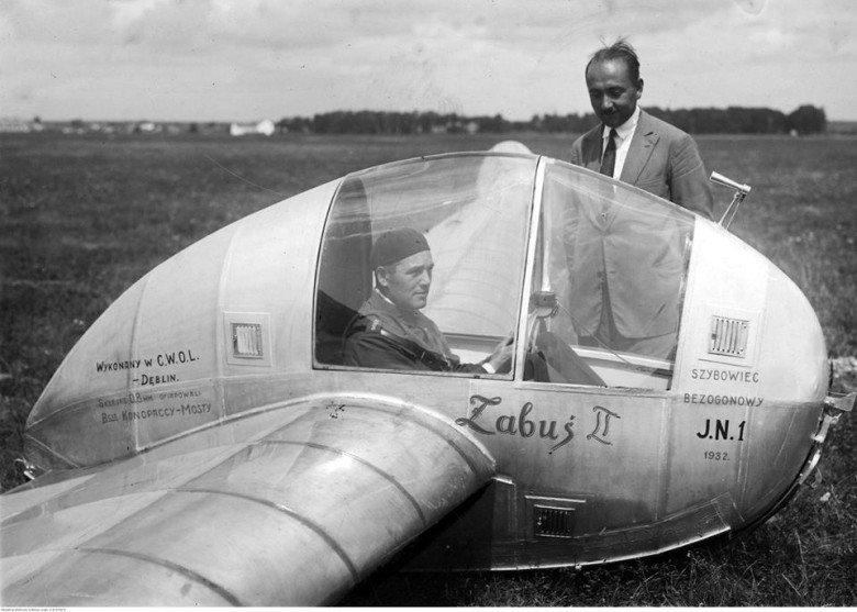 Szybowiec bezogonowy J. N. 1 konstrukcji Jarosława Naleszkiewicza (stoi na zdjęciu), 1932