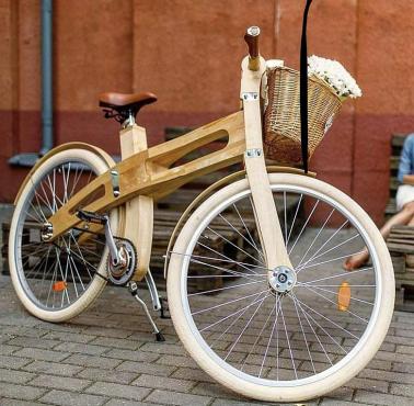 Rower zbudowany głównie z drewna