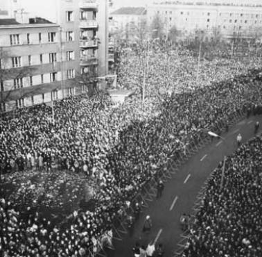 3.11.1984 w Warszawie odbył się pogrzeb ks. Jerzego Popiełuszki, na który przyjechało ok. 800 000 wiernych
