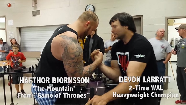 Pojedynek na rękę mistrza arm-wrestlingu Devona Larratta i gwiazdy serialu Gra o tron - Góry (wideo HD)