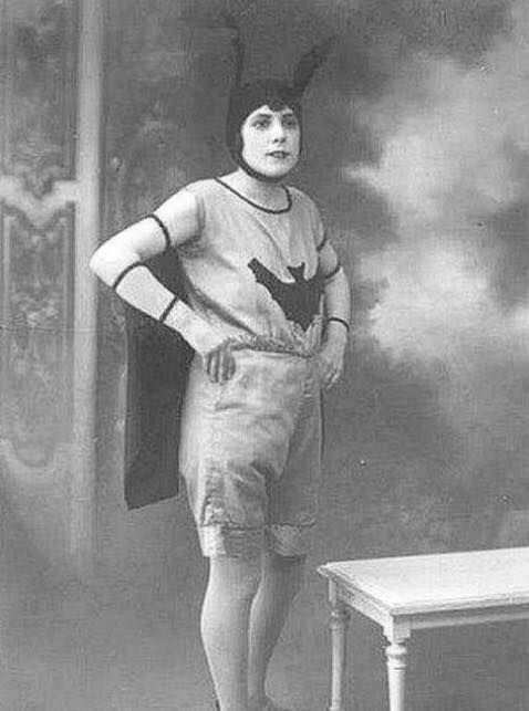 Zdjęcie Batgirl 35 lat przed stworzeniem postaci Batmana (1939) i 57 lat przed stworzeniem postaci Batgirl (1961)