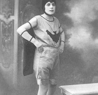 Zdjęcie Batgirl 35 lat przed stworzeniem postaci Batmana (1939) i 57 lat przed stworzeniem postaci Batgirl (1961)