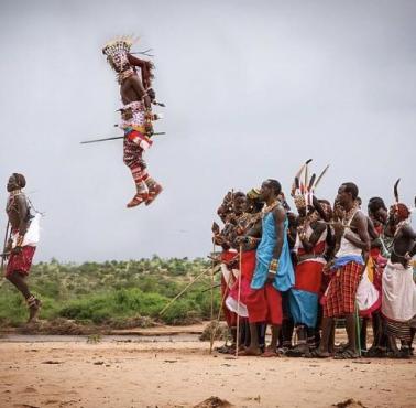 Tak wysoko skaczą mężczyźni z koczowniczego ludu z Afryki - Samburu