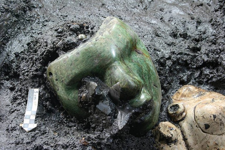 2000-letnia zielona kamienna maska znaleziona u podstawy Piramidy Słońca w Teotihuacan, Meksyk
