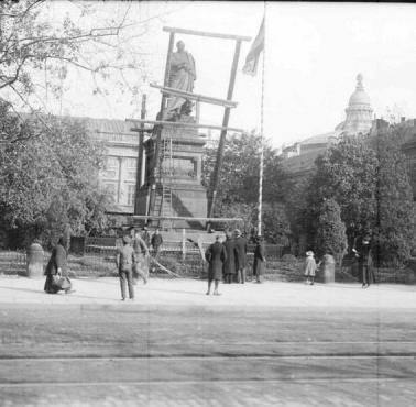 Demontaż pomnika znienawidzonego Paskiewicza przed obecnym Pałacem Prezydenckim w 1917 roku