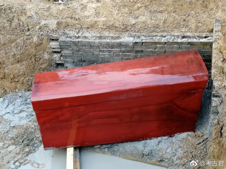 Dobrze zachowana trumna znaleziona w Chinach, która pochodzi z czasów dynastii Yuan (1200-1300 lat)