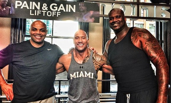 Sylwetka Dwayne'a Johnsona (The Rock) i koszykarza NBA Shaquille O’Neala (po prawej, 2,16 m)