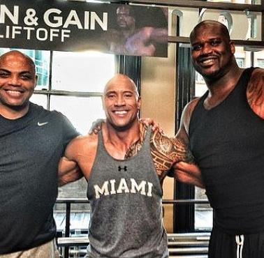 Sylwetka Dwayne'a Johnsona (The Rock) i koszykarza NBA Shaquille O’Neala (po prawej, 2,16 m)