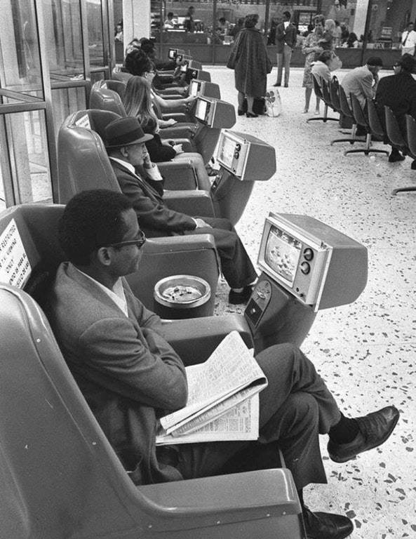 Poczekalnia autobusowa, lata 60-te, USA