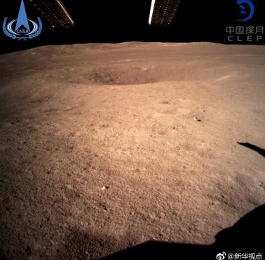 Zdjęcie z niewidocznej strony Księżyca wykonane tuż po lądowaniu chińskiej sondy Chang’e 4
