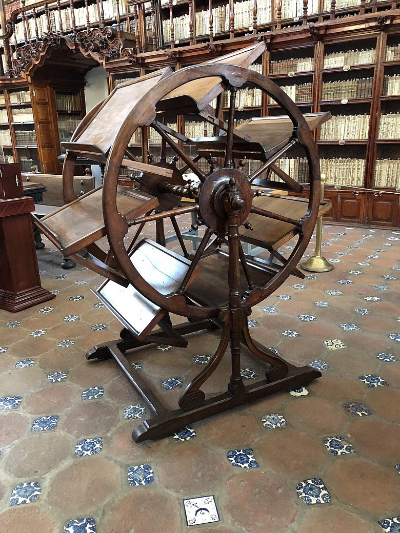 300-letnie narzędzie biblioteczne, które umożliwia jednoczesne otwarcie 7 książek