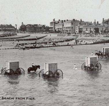 Wozy plażowe na początku XX wieku - plaża w Bognor, Anglia