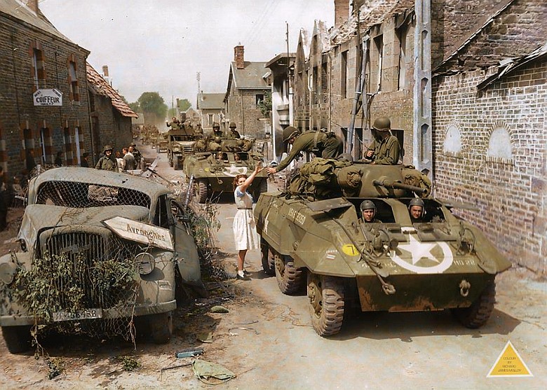 Jednostka amerykańskiej 25. Dywizjonu Rozpoznawczego Kawalerii przejeżdża przez francuską wioskę Le Repas, Normandia, 31.07.1944