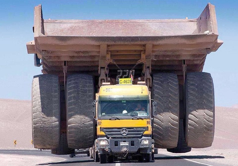 Transport mega ciężarówki