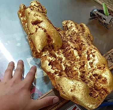 Hand of Faith - największy istniejący samorodek złota. Odkryty w Australii w 1980 roku waży ponad 27 kilogramów