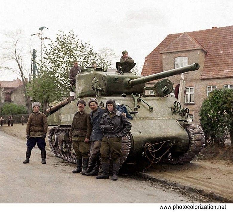 Rosyjscy żołnierze z dostarczonym przez Amerykanów czołgiem M4 Sherman
