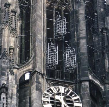Trzy klatki, które symbolizują śmierć przywódców rebelii w Münster w 1536 roku, wieża kościoła St. Lambert w Niemczech