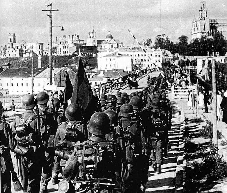 Hiszpańscy ochotnicy z Błękitnej Dywizji idą po moście nad rzeką Niemen w Grodnie, sierpień 1941