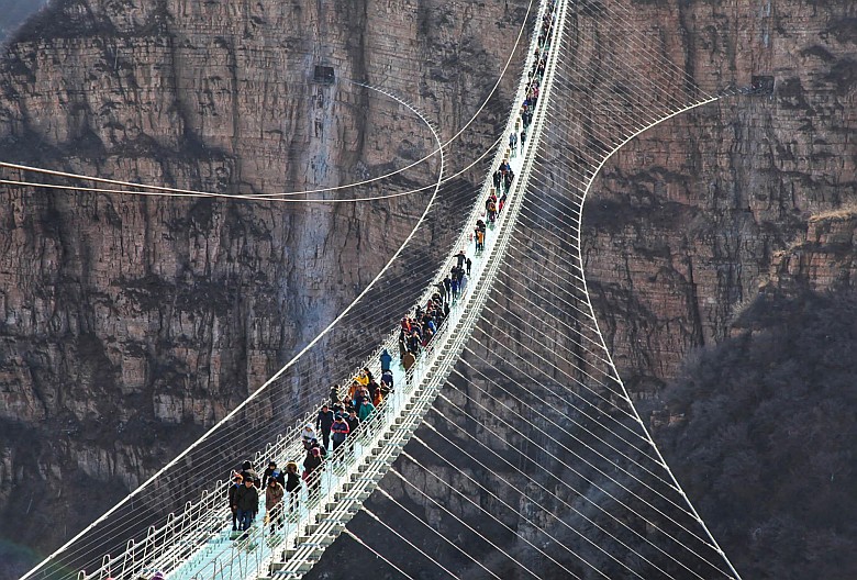 Szklany most wiszący Zhangjiajie. Łączna długość: 430 m