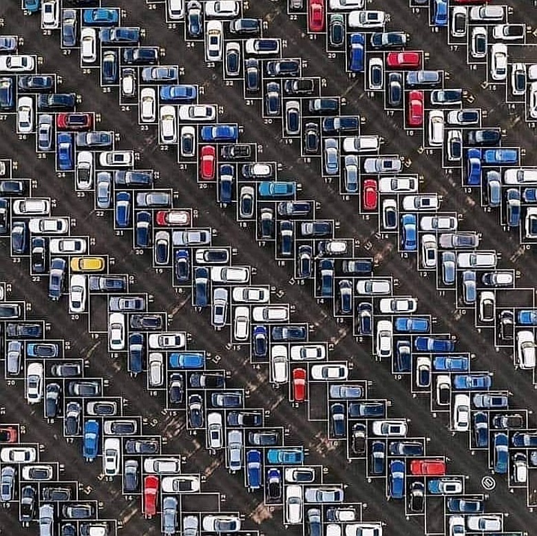 Parking geometryczny oferuje 60% przestrzeni, łatwe parkowanie i wyjazd, Frankfurt