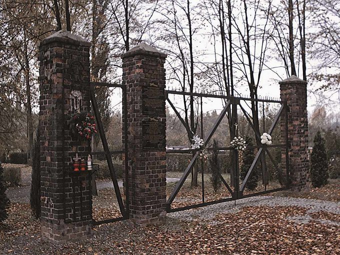 W Komunistycznym Obozie Śmierci w Świętochłowicach...w którym gości witała tablica Arbeit macht frei...Salomon Morel ...