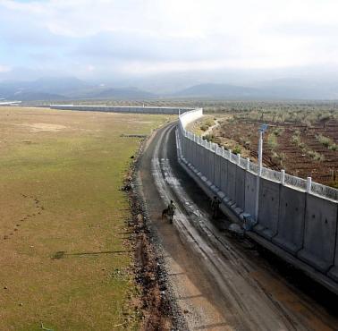 911 km mur graniczny, który oddziela Turcję od Syrii