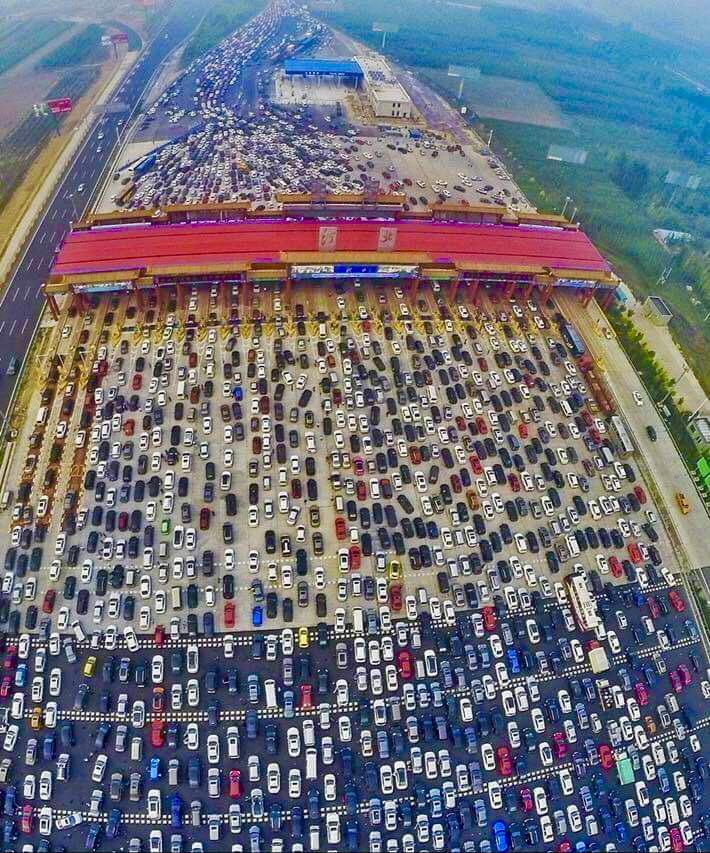 Autostrada w Chinach, pięćdziesiąt pasów przechodzi w cztery