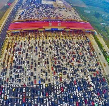 Autostrada w Chinach, pięćdziesiąt pasów przechodzi w cztery