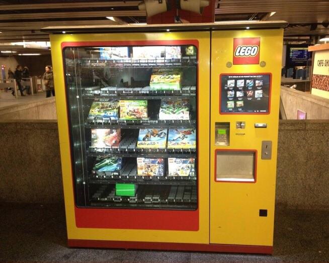 Automat z klockami LEGO, Toronto Pearson International Airport, Kanada