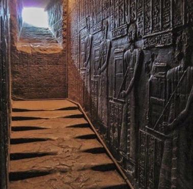 Zachodnie schody prowadzące na dach Świątyni Bogini Hathor w Egipcie, wybudowane ok. 4500 lat temu
