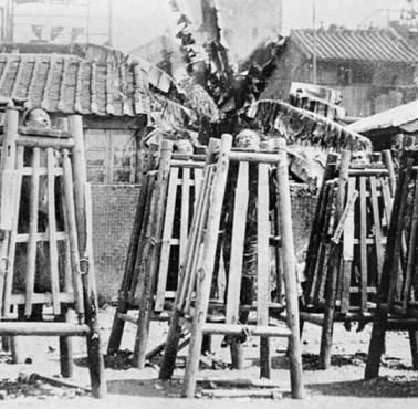 Chińscy więźniowie stoją na stosach kamieni, codziennie jeden był usuwany, a skazani umierali w wyniku uduszenia, 1900