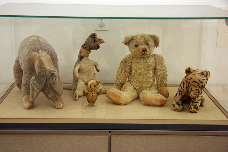 Oryginalny Puchatek i jego przyjaciele podarowani przez autora A. A. Milne swojemu synowi Christopherowi Robinowi Milne, 1920