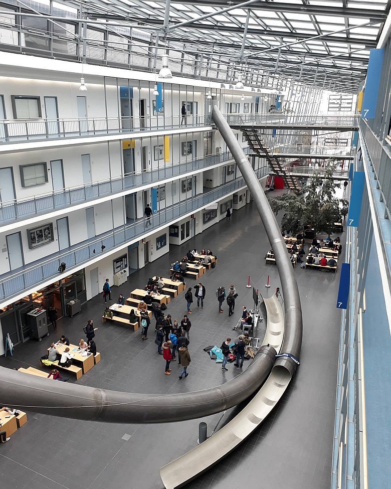 Technische Universität w Monachium ma zjeżdżalnię z 4 piętra