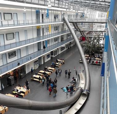 Technische Universität w Monachium ma zjeżdżalnię z 4 piętra