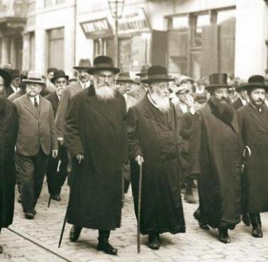 W spisie powszechnym z 1931r :  80 % polskich Żydów zadeklarowało jidysz mianem języka ojczystego  80% polskich ...