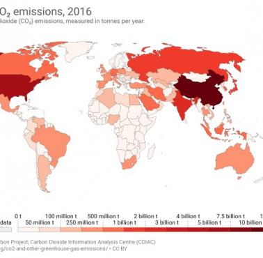 Emisja CO2 na kraj w 2016 roku