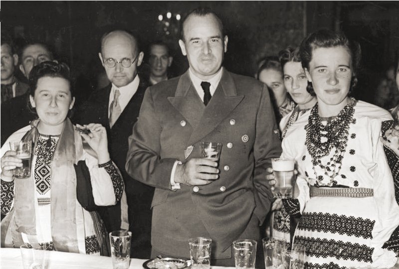 15 IV 1944 Ukraińska Rada Główna Opiekuńcza zaoferowała Hansowi Frankowi ofertę pomocy w zwalczaniu Polskiego Ruchu Oporu