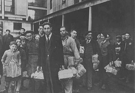 19 IV 1944r. 180 Żydów z Hotelu Polskiego - którzy zapłacili złotem Żydowi Lolkowi Skosowskiemu i państwom neutralnym za ....