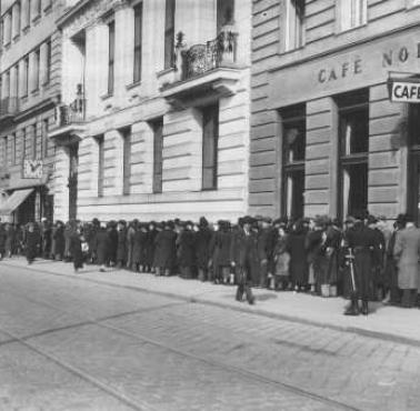 Wiedeń 1938 rok. Kilometrowe kolejki Żydów przed polskim konsulatem po wizę, aby dostać się do Polski
