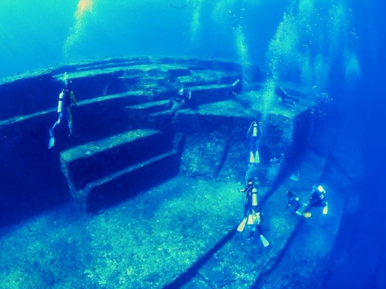 Tajemniczy monument znajdujący się ok. 100 metrów od południowego wybrzeża wyspy Yonaguni, Japonia