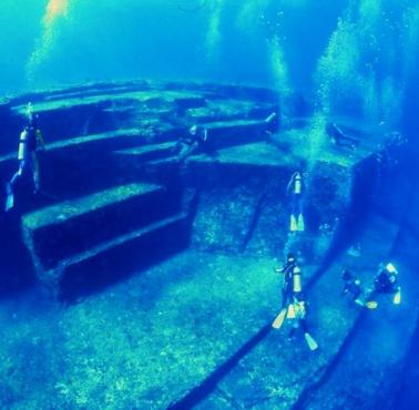 Tajemniczy monument znajdujący się ok. 100 metrów od południowego wybrzeża wyspy Yonaguni, Japonia